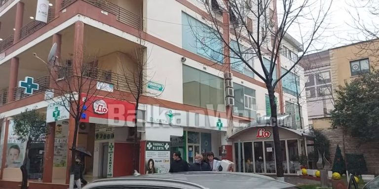ISHTE I INFEKTUAR ME COVID-19/ Ja pallati ku u hodh pedagogu i Elbasanit (VIDEO)