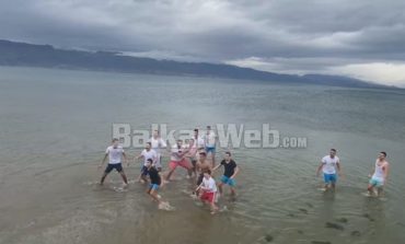 POGRADECARËT NUK I NDAL KORONAVIRUSI/ Hyjnë në ujërat e liqenit të Ohrit për të kapur kryqin (VIDEO)