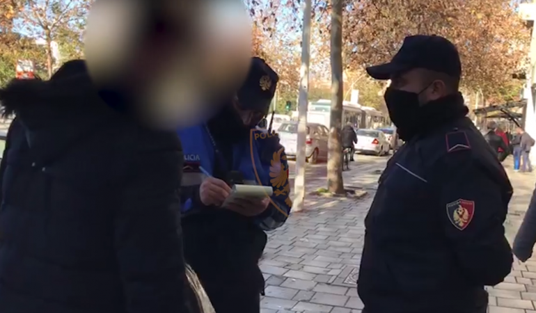 VIJOJNË KONTROLLET E POLICISË NË RRUGË/ Gjobiten rreth 500 qytetarë që nuk respektuan masat anti-Covid