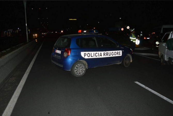 AKSIDENT I RËNDË NË ELBASAN/ Makina përplaset me një autobus, plagosen 5 persona. Radhë të gjata në rrugë