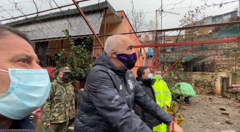 “SITUATA MUND TË AGRAVOJË”/ Rama sheh nga afër pasojat e përmbytjeve në Lezhë: Niveli i reshjeve dy herë më i lartë se në 2010, sot… (VIDEO)