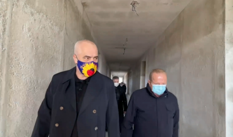 JEP LAJMIN E MIRË/ Rama në krah të Pacollit në Thumanë: Sot nis ndërtimi i pallateve të reja. Viktimat…