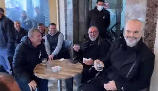 “MOS U MËRZIT SE PD TË MBETI NË…”/ Rama ngre dolli me raki: Ky kamarieri është me LSI-në që nuk vjen? (VIDEO)