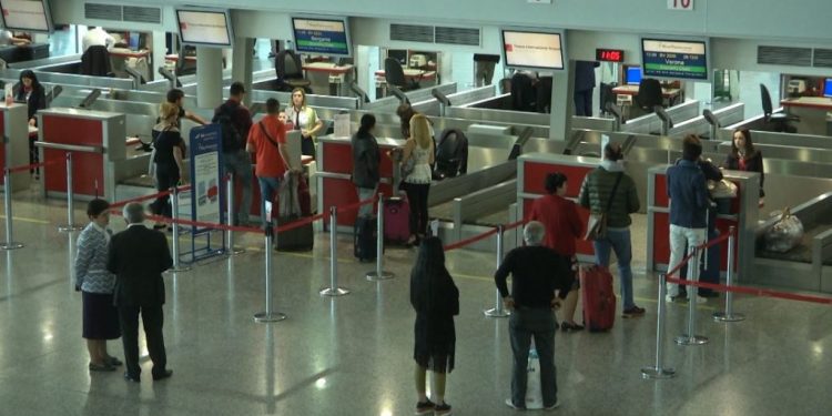 COVID-19/ Aeroporti “Nënë Tereza” konfirmon 15 fluturime për të dielën, kushtet që duhet të plotësojnë qytetarët (LINJAT)
