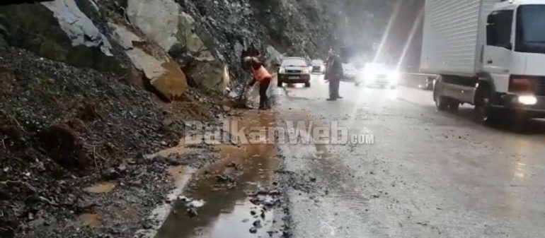 RIKTHEHEN RESHJET E SHIUT/ Emergjencat Civile tregojnë situatën në Elbasan: Ka pasur rënie gurësh në disa rrugë, por…