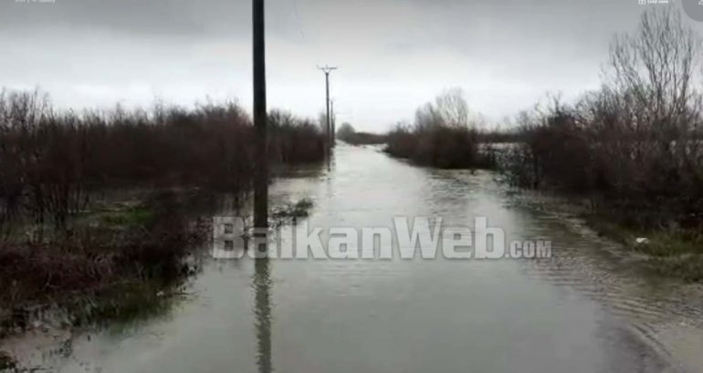 MOTI I KEQ/ Situatë problematike në Shkodër, rreth 2 mijë ha tokë nën ujë. Bllokohet një fshat