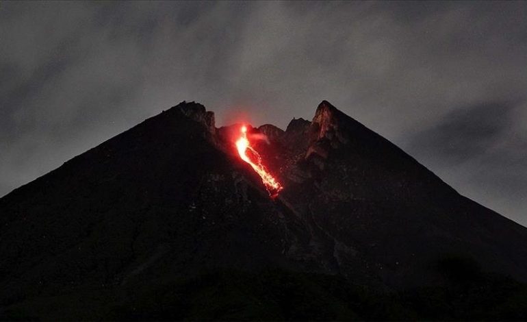 ZONA NË NIVELIN E ALARMIT “PORTOKALLI”/ Vullkani “Merapi” në Indonezi shpërthen 36 herë brenda 6 orësh