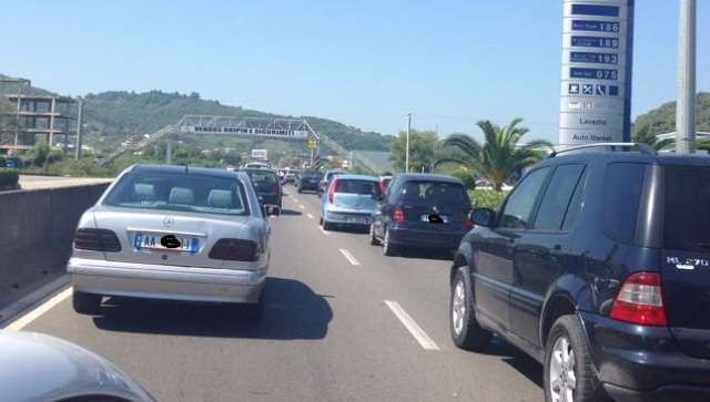 AKSIDENT NË AUTOSTRADËN TIRANË-DURRËS/ Përplasen 4 makina, trafik dhe.. (VIDEO)