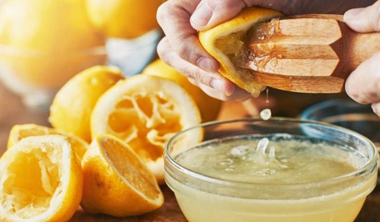 PËR NJË LËKURË TË SHËNDETSHME/ Ja i të përdorni lëngun e limonit, pasi mban larg…