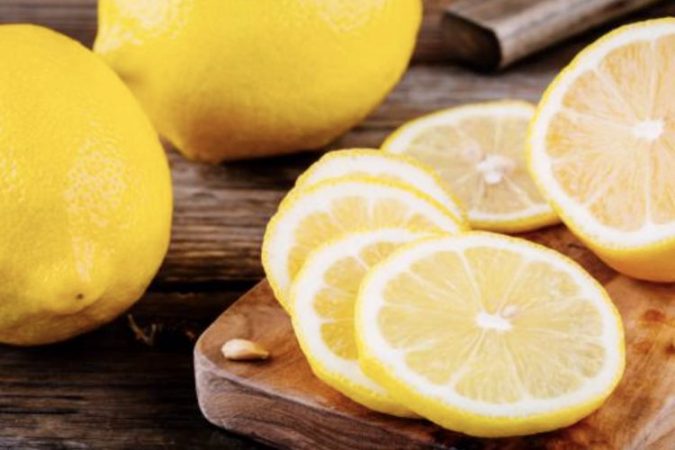 DONI TË KENI NJË TRUP NË FORMË DHE NJË SHËNDET TË MIRË? Duhet të konsumoni ujë të ngrohtë me limon herët në mëngjes