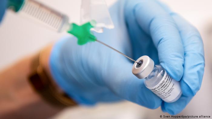 COVID-19/ Ekspertët ngrenë shqetësimin: Shtyrja e dozës së dytë të vaksinës mund të kthehet në problem global