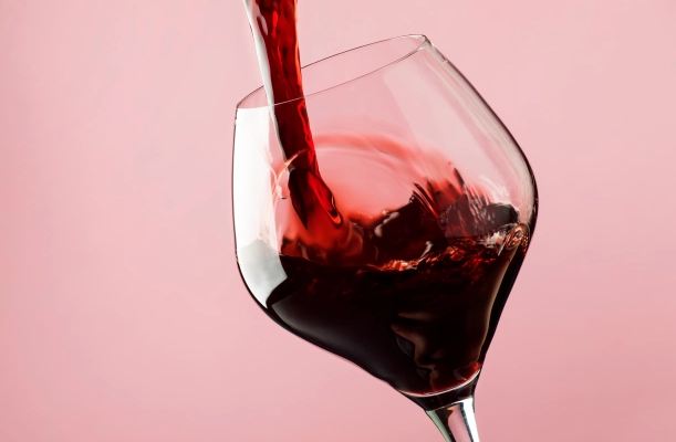 PARALAJMËRIM/ Ekspertët: Mos pini alkool dy ditë para dhe dy javë pasi të bëni vaksinën e koronavirusit