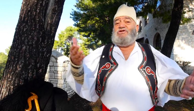 “ERDOGAN NUK BËN MË NËNA”/ Pas premtimit për spitalin fierakët i kushtojnë këngë Presidentit turk (VIDEO)