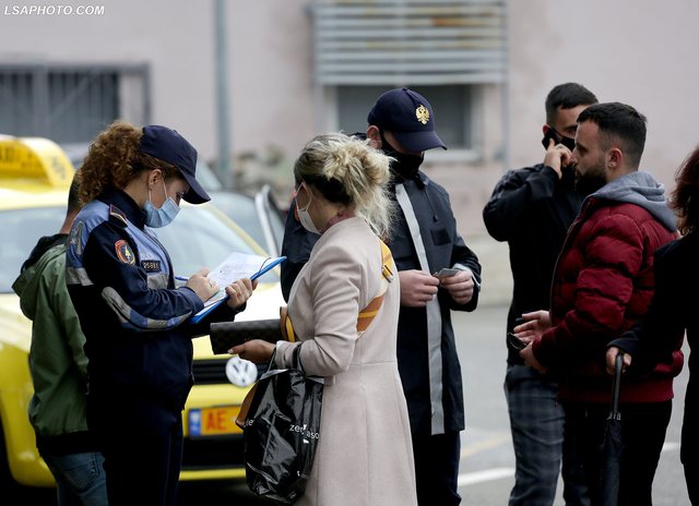 NUK RESPEKTUAN MASAT/ Pas politikanëve, policia bën kërdinë me gjoba edhe ndaj qytetarëve