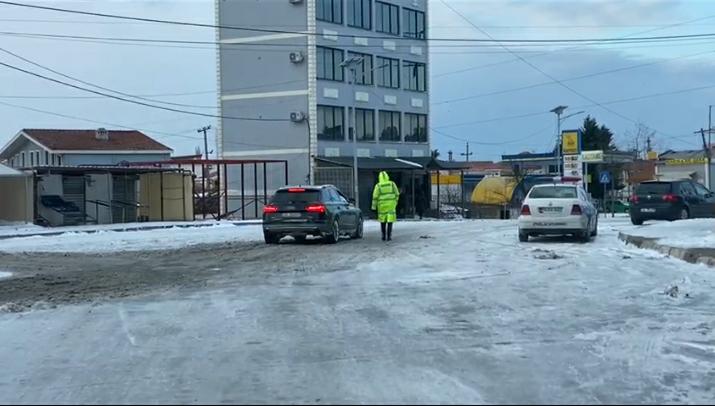 AKSI LEZHË-MILOT ENDE I BLLOKUAR/ Policia devijon qarkullimin nga rruga e vjetër