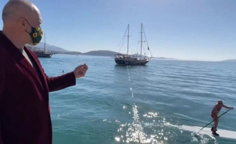 TAKON “SËRFISTIN” NË SARANDË/ Rama: Të degjeneroi PD dhe ti prap e do… (VIDEO)