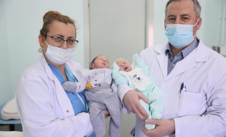 PUBLIKON FOTON E DY BINJAKËVE NGA “KOÇO GLIOZHENI”/ Manastirliu: Mbi 72 mijë bebe kanë marrë bonusin e bebes në dy vite
