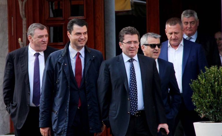 BASHA “DORËZOHET” PARA KUSHTEVE TË ALEATËVE/ Tirana “minë me sahat”, mbeten jashtë Pampuri, Strazimiri e Bogdani