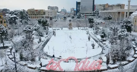 “SHËN VALENTIN NË TIRANË…”/ Rama poston VIDEON me pamjet e rralla nga kryeqyteti i mbuluar nga dëbora