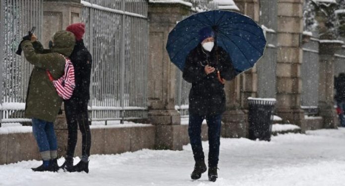 MOTI I KEQ NË ITALI/ Acari siberian përfshin vendin, përplasje masive makinash në veri