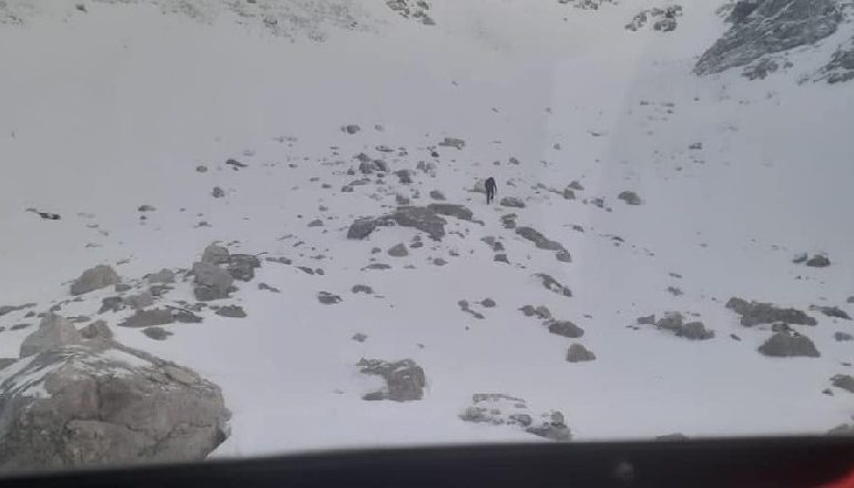 ALPINISTËT E BLLOKUAR NË MALIN E MURAGËS/ Mjeku: Të gjithë janë mirë, njëri kishte shembje të lehtë të këmbës