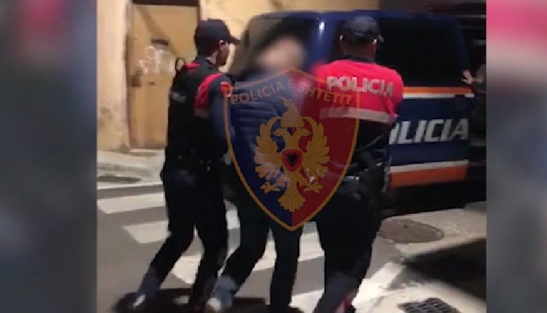 U KAPËN DUKE TRANSPORTUAR 2 EMIGRANTË TË PALIGJSHËM/ Arrestohet një 25-vjeçar në Tiranë