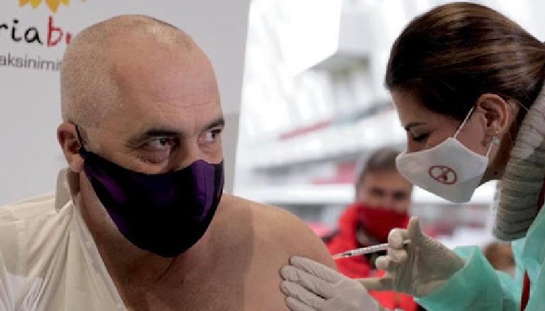 MBËRRITJA E 1170 VAKSINAVE ANTI-COVID NGA PFIZER/ Sot injektohet doza e dytë te “Air Albania”, një prej tyre edhe Rama