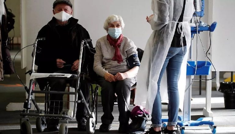 COVID-19/ Franca kufizon vaksinën AstraZeneca për moshën mbi 65 vjeç