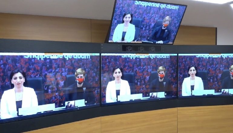 MATURA SHTETËRORE/ Kushi bisedim me nxënësit: Si do zhvillohen, penalizimet dhe pragu i kalueshmërisë