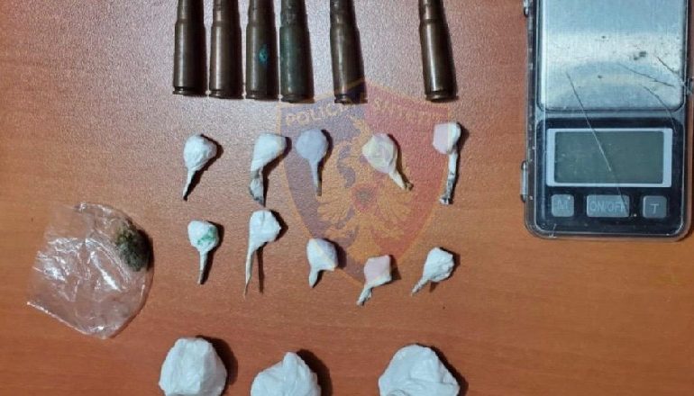 SHPËRNDANTE KOKAINË/ Vihet në pranga 24-vjeçari në Durrës! Iu gjetën fishekë…