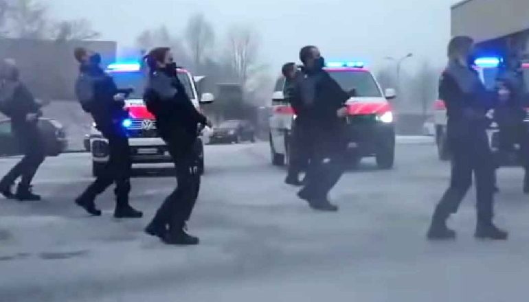 COVID-19/ Kërcimi i policisë izraelite për të rregulluar gjendjen shpirtërire të qytetarëve bëhet virale edhe në vendet të tjera