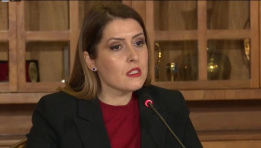 DËRGIMI I USHQIMEVE NGA FAMILJARËT PËR PACIENTËT ME COVID/ Manastirliu: Mjet komunikimi, jo pamundësi e spitaleve