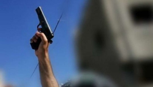 TERRORIZOI QYTETARËT NË DURRËS/ Qëlloi me armë zjarri, policia ndërhyn në kohë dhe arreston 31-vjeçarin