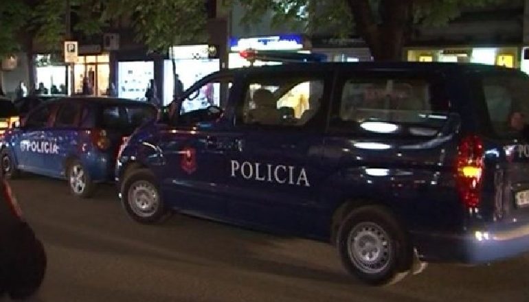 ARRESTOHET NJË 30-VJEÇAR/ Tentoi të vidhte së bashku me tre persona të tjerë me armë banesën në Roskovec (EMRI)