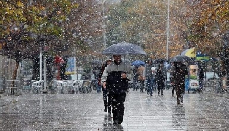 TEMPERATURA TË ULËTA E RESHJE SHIU/ Mësoni parashikimin e motit për sot