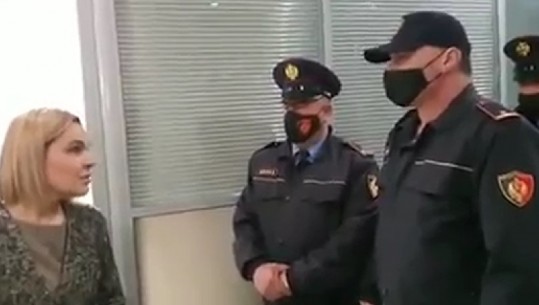 NUK RESPEKTOI MASAT ANTI-COVID/ Policia shkon ta gjobisë për maskën, Kryemadhi debat me efektivët në Elbasan: Lejohet në kafe… (VIDEO)