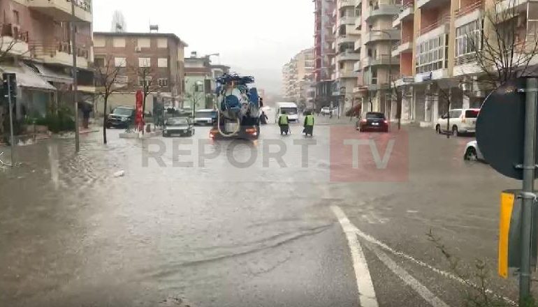 MOTI I KEQ/ Përmbyten disa lagje, niveli i ujit mbi 50 cm, bllokohet aksi Vlorë-Orikum