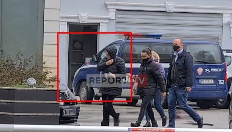 ME KAPUÇ NË KOKË/ Momenti kur gjyqtarja Enkelejda Hoxha mbërrin në Policinë e Tiranës (VIDEO)