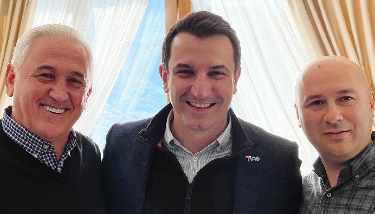 25 PRILLI/ Veliaj poston foton me dy figurat e rëndësishme që ikën nga LSI: Bashkimi bën fuqinë