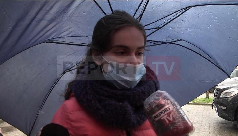 ENKELEDA HOXHA LIROI TË DËNUARIT NGA BURGU/ Vajza bën deklaratën e fortë: Mamaja është detyruar…
