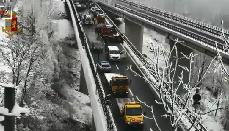 MOTI I KEQ/ Përplasen 20 makina në Torino, dy të vdekur dhe dhjetra të plagosur