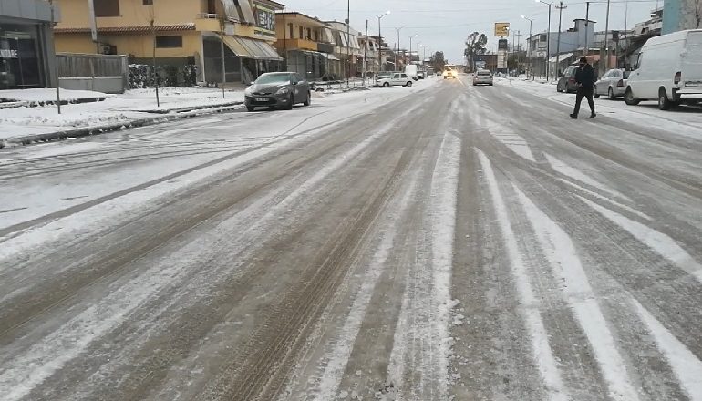 MOTI I ACARTË/ Bllokohen 11 fshatra në Elbasan, rrugët të ngrira të kalueshme vetëm me zinxhirë