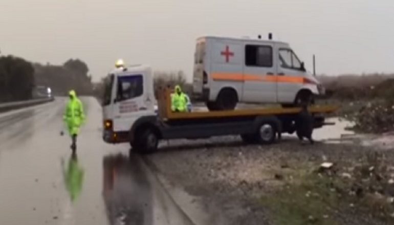 AKSIDENTI TRAGJIK/ Pacientja me COVID-19 po nisej drejt Tiranës, përplaset ambulanca. Ndërron jetë…