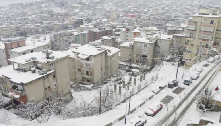 DËBORA BLLOKON TRE FSHATRA NË KORÇË/ Akset nacionale të kalueshme vetëm me zinxhirë