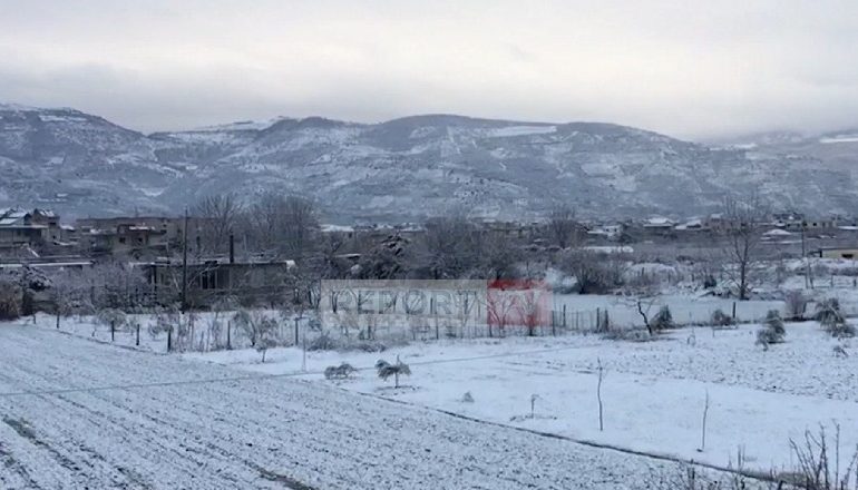 MOTI I KEQ/ Ngrica në rrugë, disa zona të thella të Beratit dhe të Skraparit probleme me lëvizjen e mjeteve