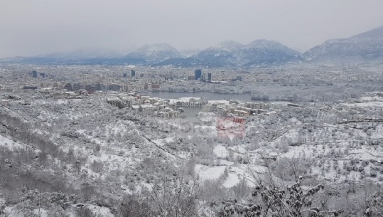 PAMJET NGA LART/ Ja si duket Tirana e “pushtuar” nga dëbora këtë Shën Valentin (VIDEO)