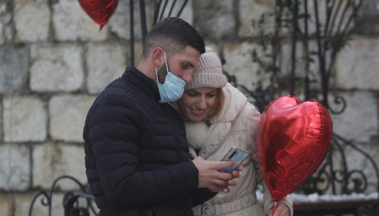 FOTOT/ Borë dhe Shën Valentin, si u festua sot në Tiranë