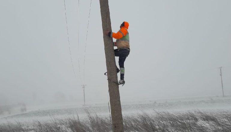 MOTI I KEQ/ Rikthehet energjia elektrike në të gjitha zonat në Lezhë