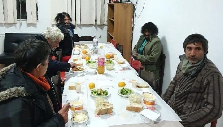 NJË STREHË DHE USHQIM I NGROHTË NË KËTO DITË TË FTOHTA/ Punonjësit e Bashkisë së Tiranës vijojnë të ndihmojnë qytetarët në nevojë
