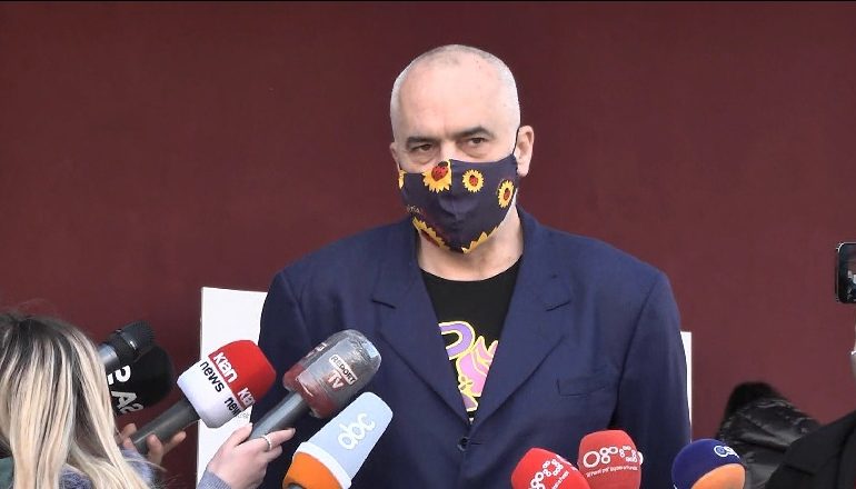 BABAI U VDIQ NGA COVID-19/ Rama reagon pas denoncimit të dy vajzve për mos shërbim në Infektiv: Asnjë të vërtetë në atë deklaratë…